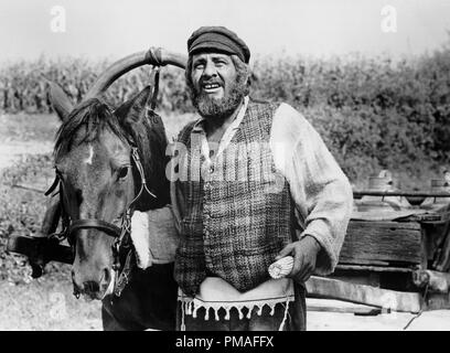 Chaim Topol in "Il violinista sul tetto", 1967 Riferimento File # 32633 611THA Foto Stock