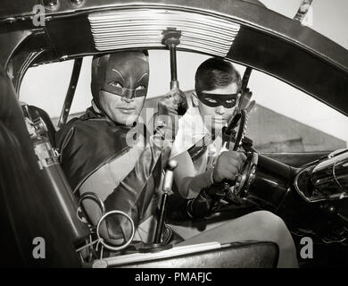 Adam West (sinistra) e Burt Ward (destra) come Batman e Robin all'interno della Batmobile, "Batman", 1966 Riferimento File # 32633 648THA Foto Stock