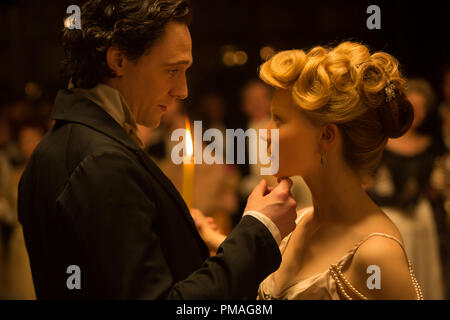 Sir Thomas Sharpe (TOM HIDDLESTON) woos Edith Cushing (MIA WASIKOWSKA) nel leggendario Pictures' 'Crimson Peak' Foto Stock