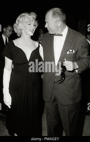 Marilyn Monroe e direttore di Billy Wilder a una conferenza stampa per il film "ome Piace Caldo' circa 1959Riferimento File # 32733 053THA Foto Stock