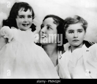 Elizabeth Taylor (2 anni), con sua madre Sara e fratello Howard 1935 Riferimento File # 32733 143THA Foto Stock