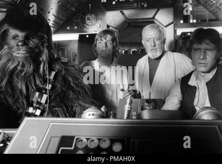 Peter Mayhew, Mark Hamill, Alec Guinness e Harrison Ford, "Star Wars Episodio IV: Una nuova speranza" 1977 Lucasfilm Ltd. Riferimento al file # 32733 357THA Foto Stock