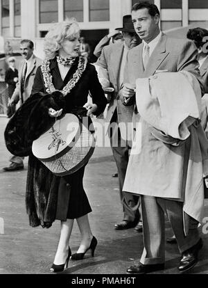 Marilyn Monroe e il marito Joe DiiMaggio, 1954 circa Riferimento File # 32733 481THA Foto Stock