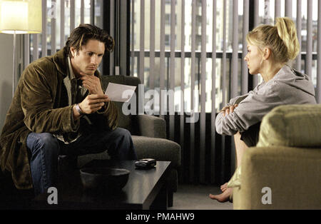 Rachel Keller (Naomi Watts) arruola la guida del suo amico Noè (MARTIN HENDERSON) nella sua ricerca per svelare il mistero di una videocassetta terrificanti che conduce chi la guarda alla loro morte in DreamWorks Pictures' horror thriller 'l'Anello" (2002) Foto Stock