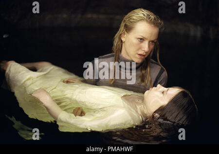 Rachel Keller (Naomi Watts) rende un terribile scoperta nella sua ricerca di svelare il mistero di una videocassetta terrificanti che dooms chi la guarda in DreamWorks Pictures' thriller 'l'Anello" (2002) Foto Stock