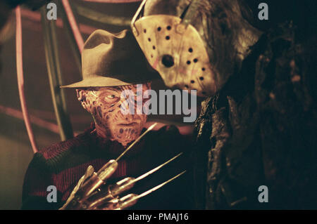 (Da sinistra a destra) Freddy (Robert Englund) discute i suoi aspetti più sottili con Jason (Ken Kirzinger) in New Line Cinema ultimate showdown, FREDDY VS. JASON. 2003 Foto Stock