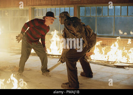 (Da sinistra a destra) Freddy (Robert Englund) e Jason (Ken Kirzinger) square off in New Line Cinema ultimate showdown, FREDDY VS. JASON. 2003 Foto Stock