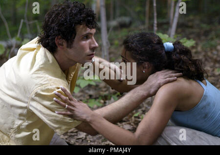 Nel mezzo di inenarrabile orrore, Scott (Jeremy Sisto, a sinistra) e Carly (Emmanuelle Chriqui) compiere uno sforzo per console uno un altro. 'Wrong Turn' (2003) Foto Stock