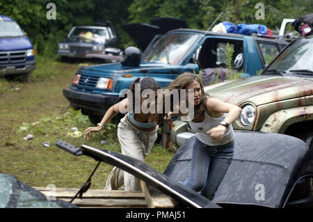 Carly (Emmanuelle Chriqui, a sinistra) e Jessie (Eliza Dushku) tentare una disperata fuga dalla loro inesorabile inseguitori. 'Wrong Turn' (2003) Foto Stock