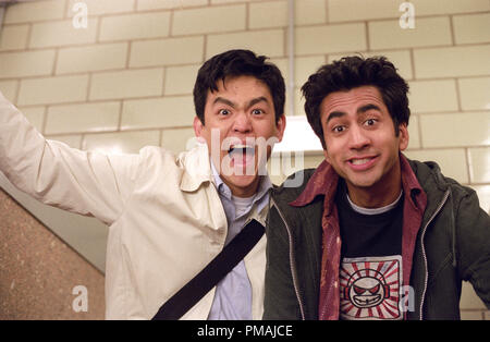 John Cho (sinistra) stars come "Harold' e Kal Penn (destra) stars come 'Kumar" di New Line Cinema la commedia, Harold e Kumar vanno al castello bianco. (2004) Foto Stock