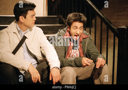 John Cho (sinistra) stars come "Harold' e Kal Penn (destra) stars come 'Kumar" di New Line Cinema la commedia, Harold e Kumar vanno al castello bianco. (2004) Foto Stock