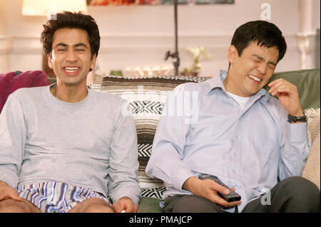 Kal Penn (sinistra) stars come 'Kumar' e John Cho (destra) stars come "Harold" di New Line Cinema la commedia, Harold e Kumar vanno al castello bianco. (2004) Foto Stock