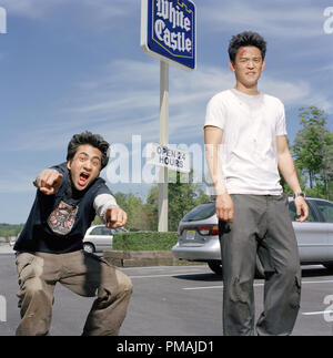 Kal Penn (sinistra) stars come 'Kumar' e John Cho (destra) stars come "Harold" di New Line Cinema la commedia, Harold e Kumar vanno al castello bianco. (2004) Foto Stock