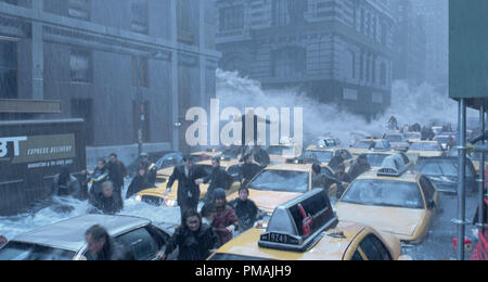 I Newyorkesi fuggire da un onrushing maremoto "Il giorno dopo domani" (2004) Foto Stock