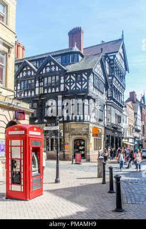 Chester, Inghilterra - 16 agosto 2016: legno incorniciata edificio su Eastgate Street. La città è famosa per gli edifici Elizabethan. Foto Stock