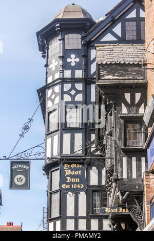 Chester, Inghilterra - 16 agosto 2016: legno incorniciata edificio e segno per Ye Olde Boot Inn, la locanda è stata istituita nel 1643. Foto Stock