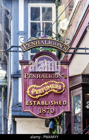 Chester, Inghilterra - 16 agosto 2016: segno per Penhaligons profumiere shop, istituito nel 1870. Foto Stock