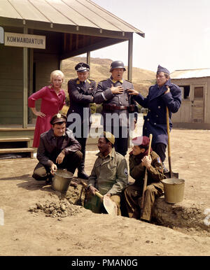 Bob gru, Sigrid Valdis, Werner Klemperer, John Banner, Robert Clary, Ivan Dixon, Richard Dawson, "Hogan's Heroes" (1966) di CBS di riferimento file # 33505 132THA per solo uso editoriale - Tutti i diritti riservati Foto Stock