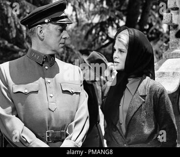 Pubblicità in studio: Alec Guinness e Julie Christie "Doctor Zhivago" 1965 MGM file Reference # 32039 129THA Foto Stock