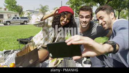 Giovani hipster amici prendendo selfie presso il parco Foto Stock