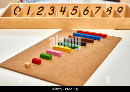 Legno Materiale Montessori per matematica Cuisenaire aste Foto Stock