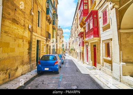 Il colored di porte in legno, telai di finestre e balconi sono tradizionali elementi decorativi di architettura Maltese, La Valletta. Foto Stock