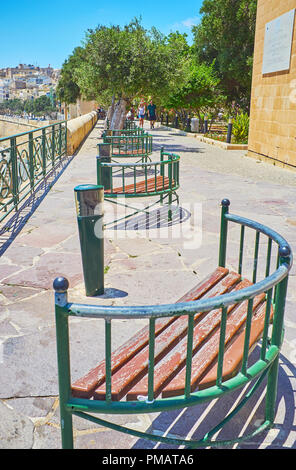 La Valletta, Malta - 17 giugno 2018: la fila di panche presso il punto di vista terrazza del Lower Barrakka Gardens, il 17 giugno a La Valletta Foto Stock