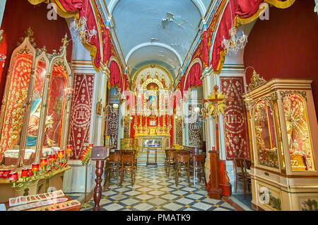 La Valletta, Malta - 17 giugno 2018: interno dell Oratorio della Confraternita di Nostra Signora del Monte Carmelo con scenic scultura sull altare e numerosi argento Foto Stock