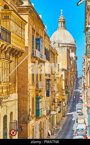 La zona collinare di zecca vecchia strada conduce alla chiesa del Carmine, visto da molti punti della città a causa della sua monumentale cupola in pietra, Valletta, Malta. Foto Stock