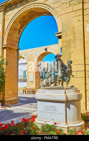 La Valletta, Malta - 17 giugno 2018: i ragazzi di strada (Les Gavroches) statua è la pietra miliare notevole di Upper Barrakka Gardens, il 17 giugno a La Valletta Foto Stock