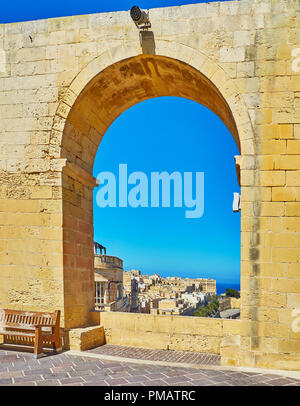 La vecchia Valletta attraverso l'arco di terrazza in Upper Barrakka Gardens, Valletta, Malta. Foto Stock