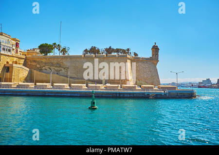 Fortificazione di Senglea (L-Isla) città medievale con una vista su Gardjola torre di guardia, affacciato sul Porto Grande di La Valletta, Malta. Foto Stock