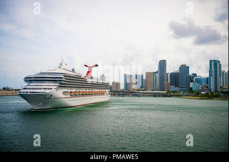 MIAMI, Stati Uniti d'America - circa agosto, 2018: Carnevale vittoria nave da crociera provenienti in procinto di lasciare il porto con lo skyline della città sullo sfondo Foto Stock