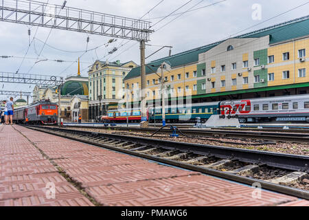 Ulan-Ude, Russia - Luglio 17, 2018: stazione ferroviaria della città con la strada, dei treni e della gente. Foto Stock