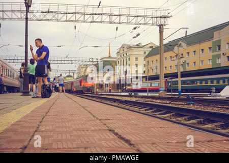 Ulan-Ude, Russia - Luglio 17, 2018: stazione ferroviaria della città con la strada, dei treni e della gente. Foto Stock