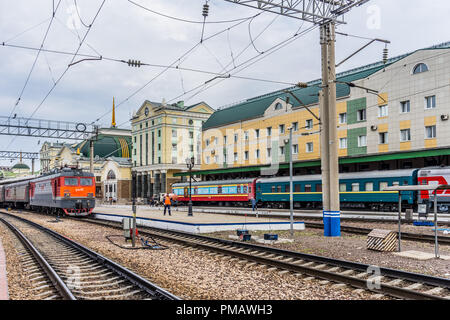 Ulan-Ude, Russia - Luglio 17, 2018: stazione ferroviaria della città con la strada, dei treni e della gente. Foto Stock