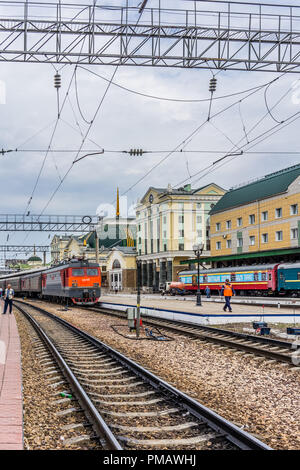 Ulan-Ude, Russia - Luglio 17, 2018: stazione ferroviaria della città con la strada, dei treni e della gente. Foto Stock