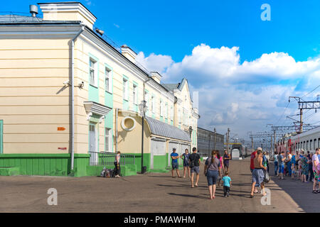 Ulan-Ude, Russia - Luglio 17, 2018: stazione ferroviaria della città con la strada, dei treni e della gente. Foto Stock