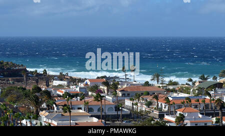 Tempesta di vento e grande oceano onde a Palm Mar, Tenerife, Isole Canarie Foto Stock