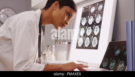 Femmina e giovane assistente medico guardando le radiografie Foto Stock
