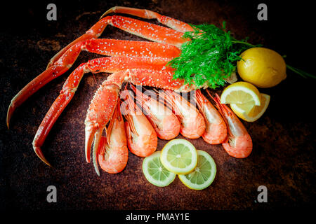 Organico cotto Alaskan King crab gambe Foto Stock