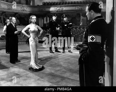 Charles Halton, Carole Lombard, Jack Benny, "Essere o non essere" (1942) United Artists Riferimento File # 33371 159THA Foto Stock