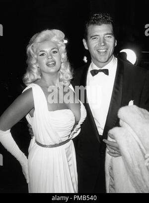 Jayne Mansfield e suo marito Mickey Hargitay a un film premier circa nel 1960 Riferimento File # 33536 318THA Foto Stock