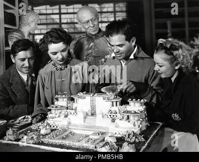 Ronald Colman, Jane Wyatt, H.B. Warner, regista Frank Capra, Isabel Jewell durante la realizzazione del film, 'Lost Horizon' 1937 Columbia file Reference # 33536 561THA Foto Stock