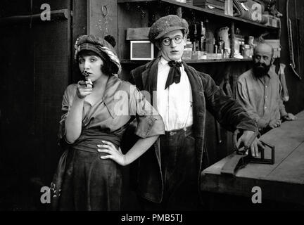 Bebe Daniels, Harold Lloyd, 'Torna alla Woods' 1918 Pathe Riferimento File # 33536 657THA Foto Stock