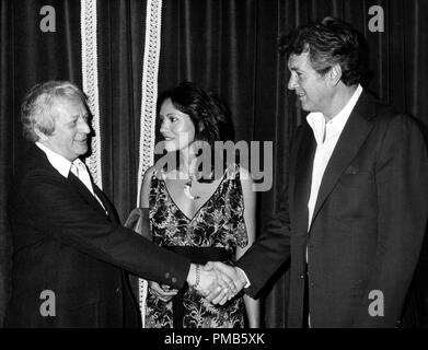 Fotografo Roy Cummings pone con la sua celebrità soggetti, Barbara Carrera e Rock Hudson, circa 1976 Riferimento File # 33536 726CCR per solo uso editoriale - Tutti i diritti riservati Foto Stock