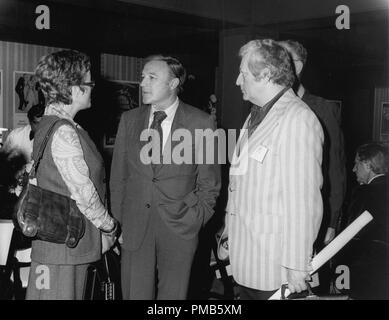 Fotografo Roy Cummings pone con la sua celebrità soggetti, Gene Kelly, circa 1975 Riferimento File # 33536 727CCR per solo uso editoriale - Tutti i diritti riservati Foto Stock