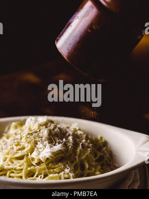 Bei contorni di gnoccis e pasta, e per il ristorante francese americano steak house ad Atlanta, in moody e scuro ristorante di lusso. Foto Stock