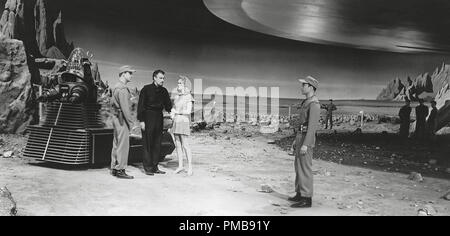 Anne Francis, Leslie Nielsen, Walter Pidgeon, Robby the robot, "pianeta proibito", 1956, N. di riferimento file MGM 32557 407THA Foto Stock