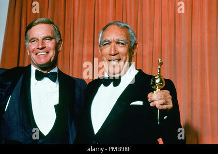 Charlton Heston, Anthony Quinn all'44th Annuale di Golden Globe Awards, 1987 © CCR /Hollywood Archivio - Tutti i diritti riservati Riferimento File # 32557 576 THA Foto Stock